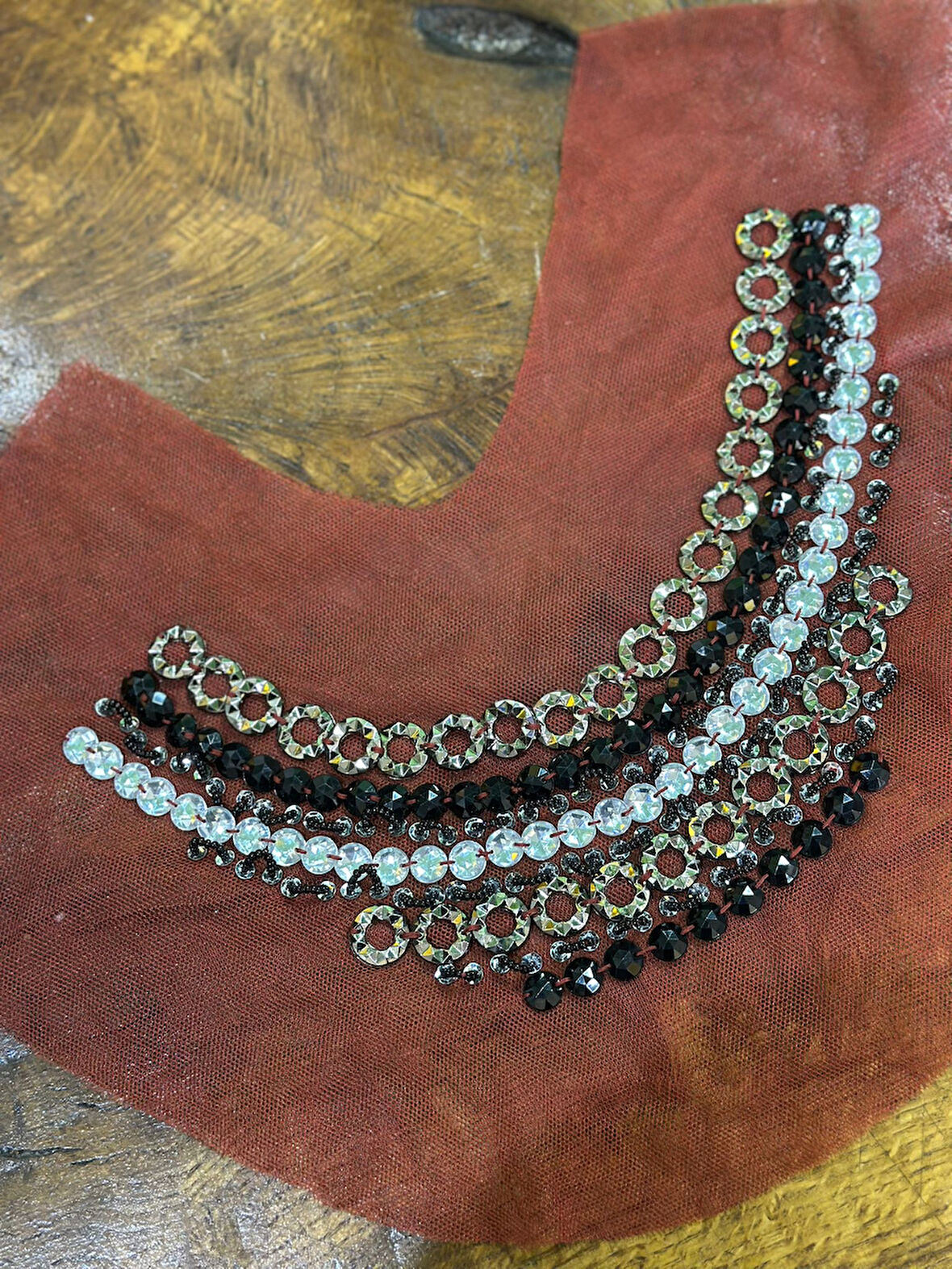 KİREMİT RENGİ BONCUK İŞLEME YAKA DİKİŞ APLİKE 20X9 CM