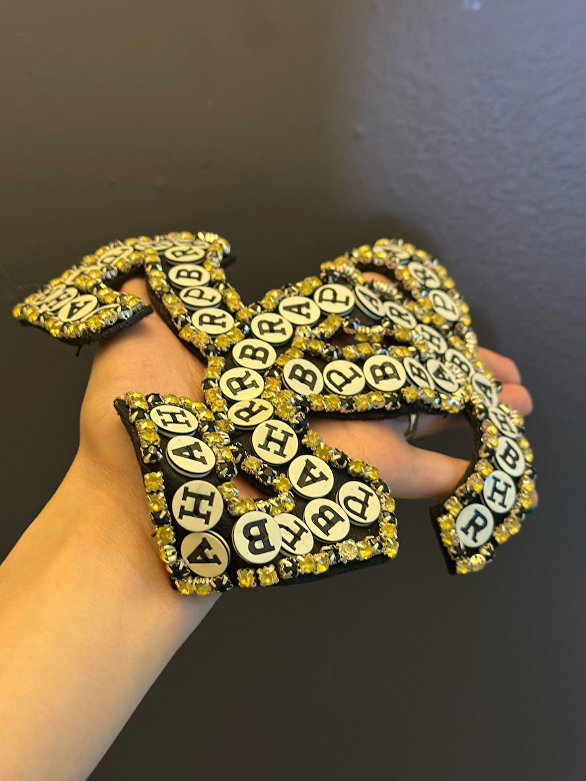 ZİRKON TAŞLI HARFLİ ARMA DİKİŞ APLİKE 15X15 CM