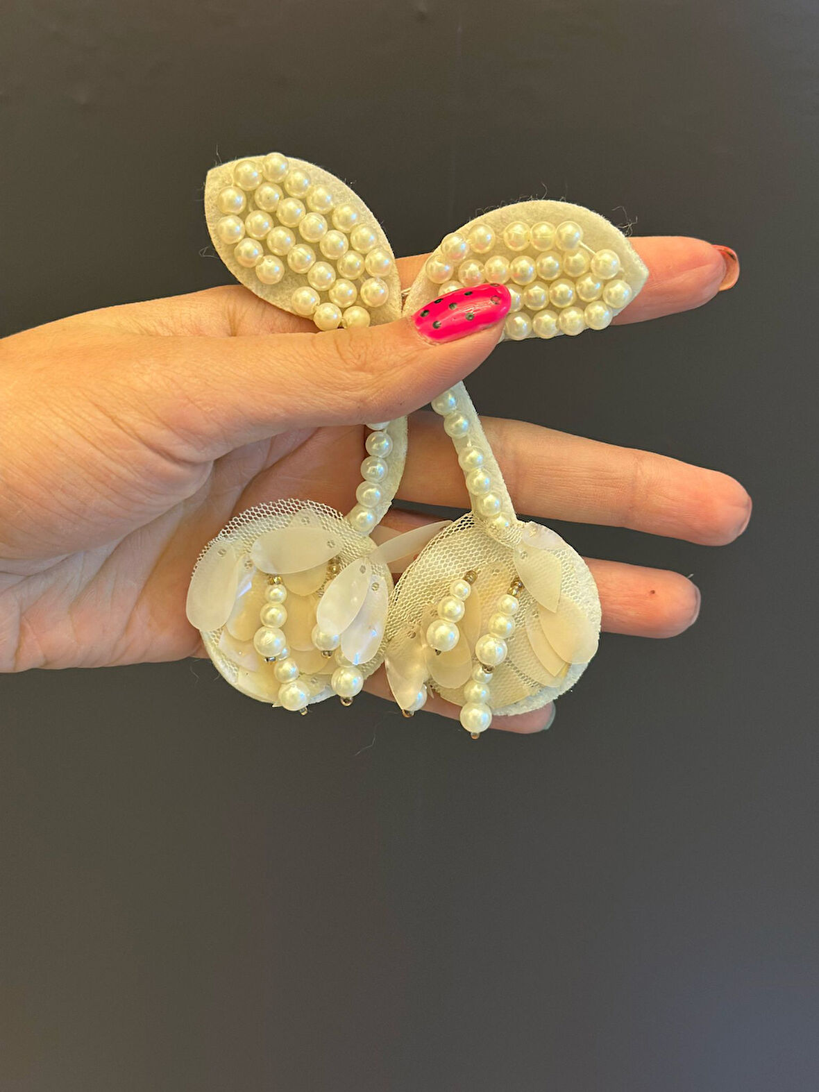 İNCİ BONCUKLU BEYAZ KİRAZ ARMA DİKİŞ APLİKE 10X7 CM