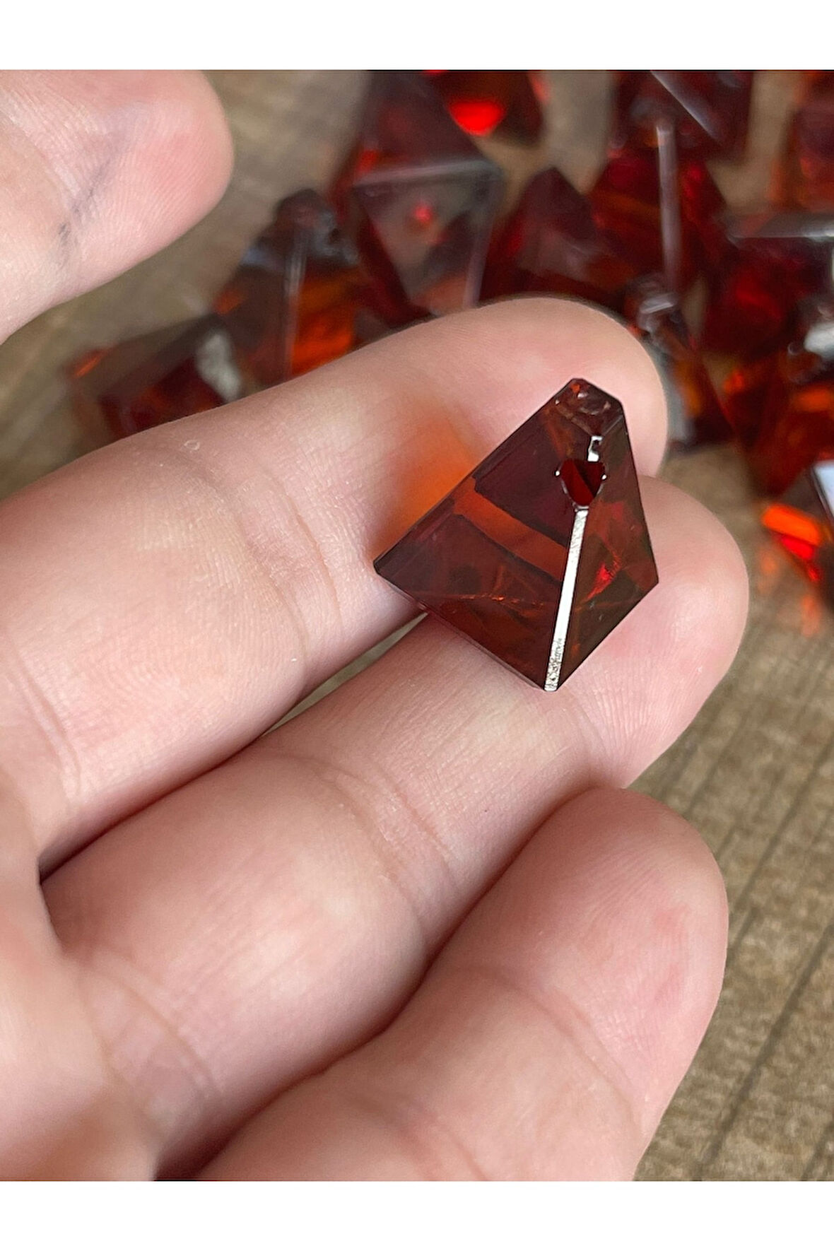 BORDO PİRAMİT DELİKLİ CAM BONCUK2X2 CM 50 ADET