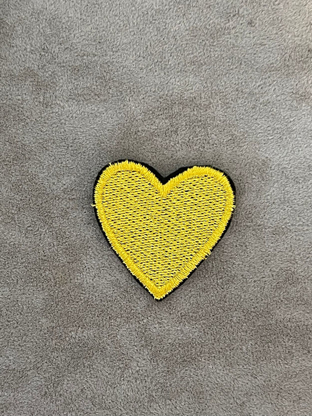 4X4 CM SARI ÜTÜ İLE YAPIŞAN KALP APLİKE ARMA YAMA DİKİŞ AKSESUAR