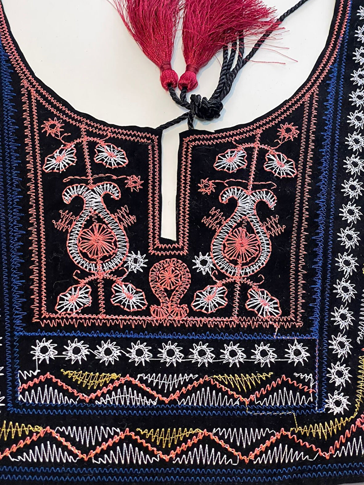 28X30 CM NAKIŞ İŞLEME GÖMLEK ELBİSE ETNİK BOHEM YAKALIK PÜSKÜLLÜ APLİKE