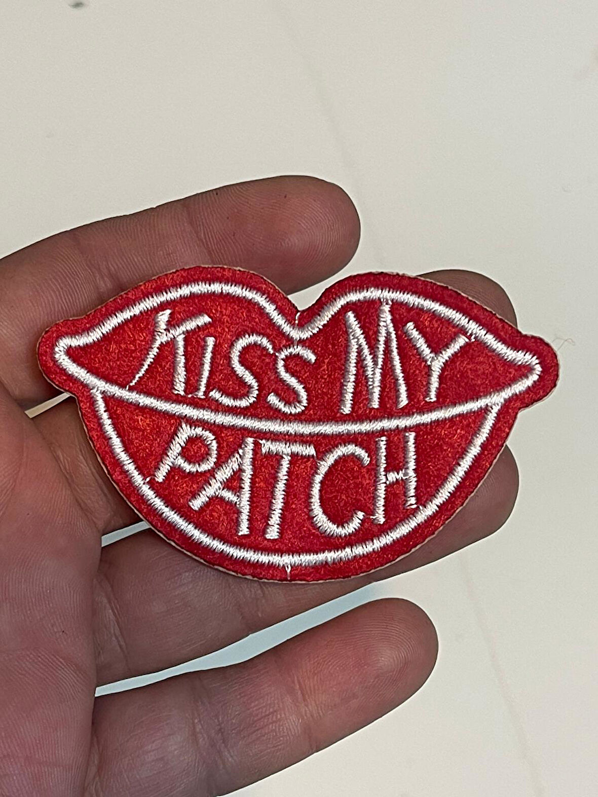 7X4 CM ÜTÜ İLE YAPIŞAN KİSS MY YAZILI KIRMIZI DUDAK APLİK ARMA YAMA