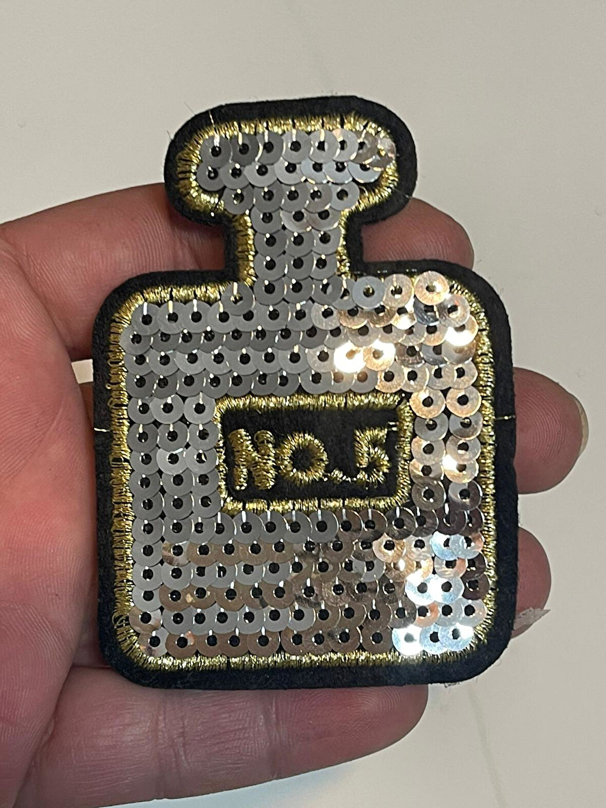 8X5 CM ÜTÜ İLE YAPIŞAN PARFÜM ŞİŞESİ ŞEKLİNDE PUL PAYETLİ APLİK ARMA YAMA