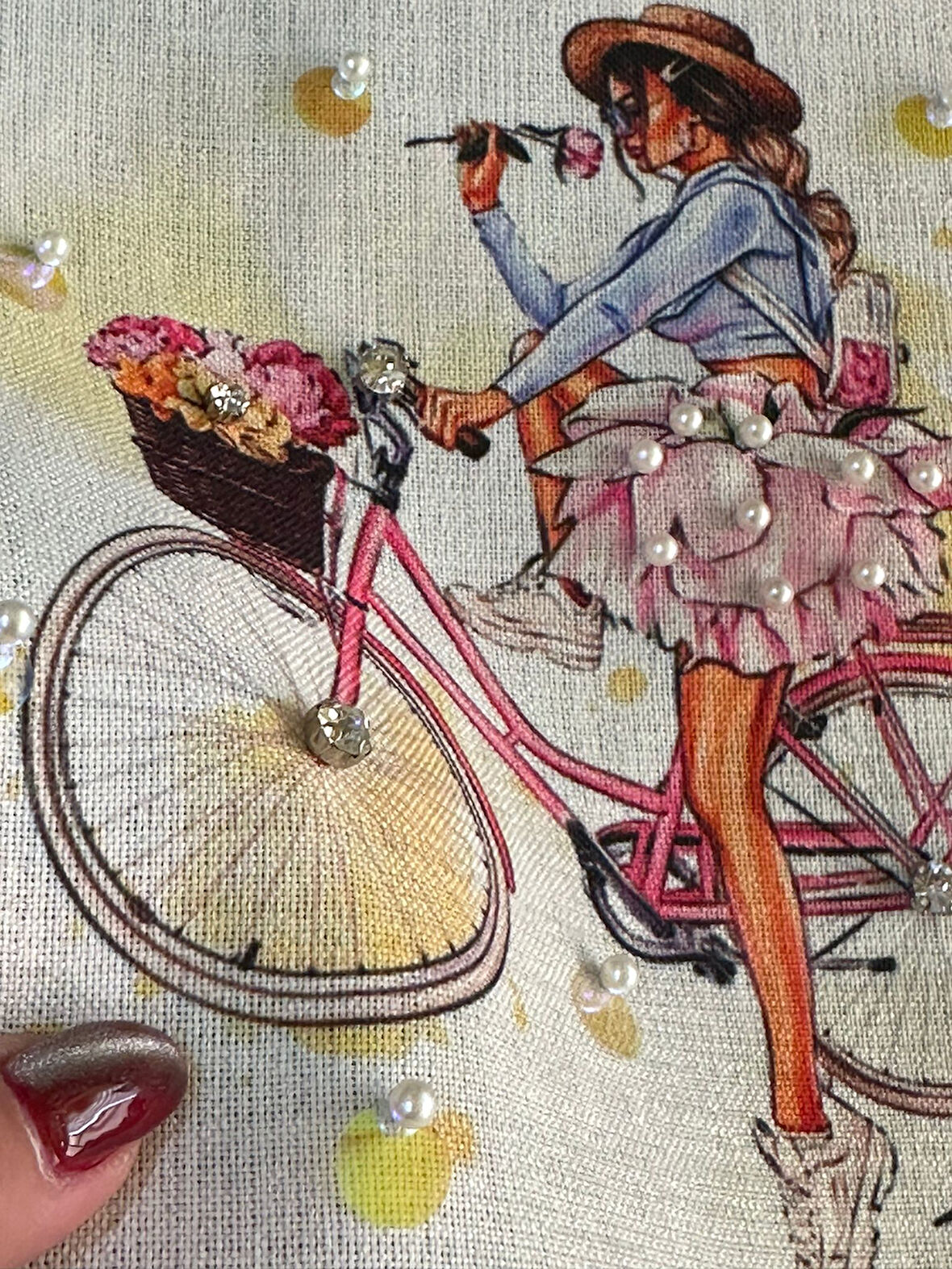 23X19 CM TAŞLI BONCUKLU TÜL BİSİKLETLİ ÇİÇEKCİ KIZ ARMA APLİKE