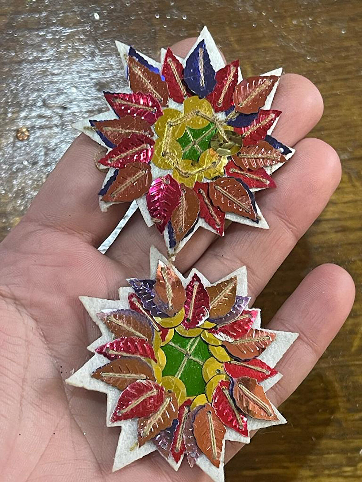 ÇAP 6 CM 2'Lİ RENKLİ PULLU ÇİÇEK APLİKE ARMA YAMA DİKİŞ AKSESUARI