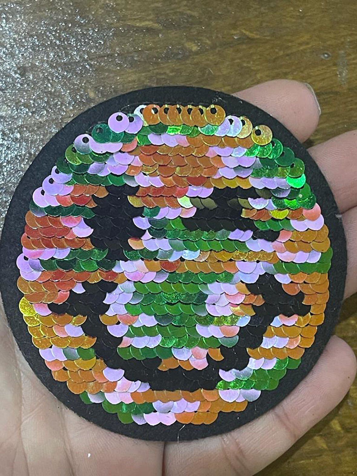 8 CM ÇAP ÜTÜ İLE YAPIŞAN PAYETLİ GÜLEN SURAT APLİKE ARMA YAMA DİKİŞ AKSESUARI