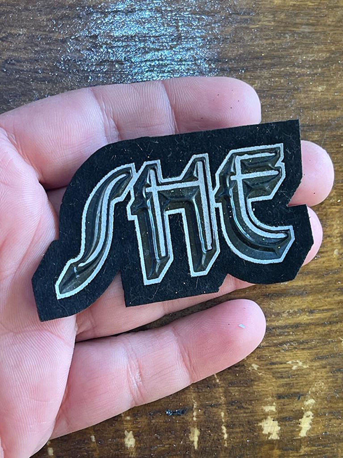 6X4 CM ÜTÜ İLE YAPIŞAN SİYAH SHE APLİKE ARMA HOBİ DİKİŞ AKSESUARI