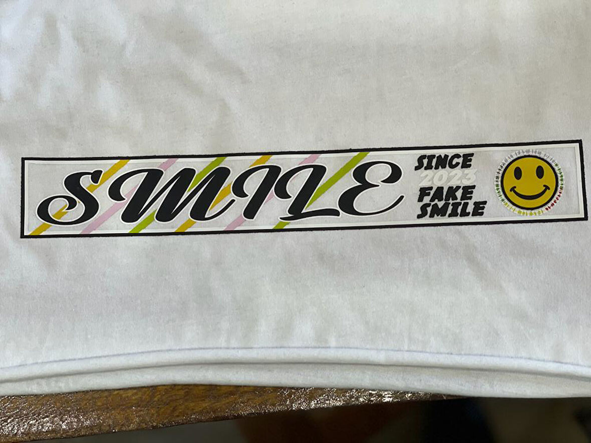 28X4 CM ÜTÜ İLE YAPIŞAN GÜLEN SURAT YAZILI APLİKE ARMA BASKI TİŞÖRT BASKI