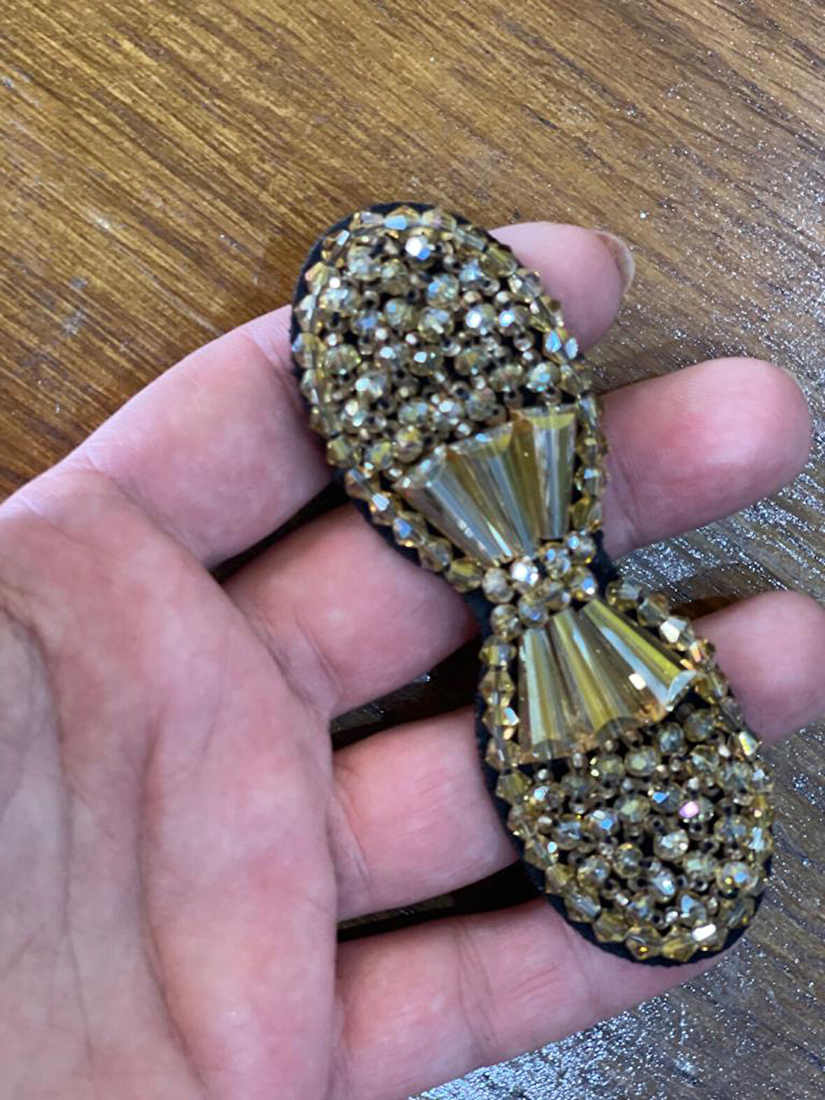 BONCUK VE  TAŞ İŞLEMELİ FİYONK TAKI TOKA GİYİM AKSESUARI APLİKE ARMA