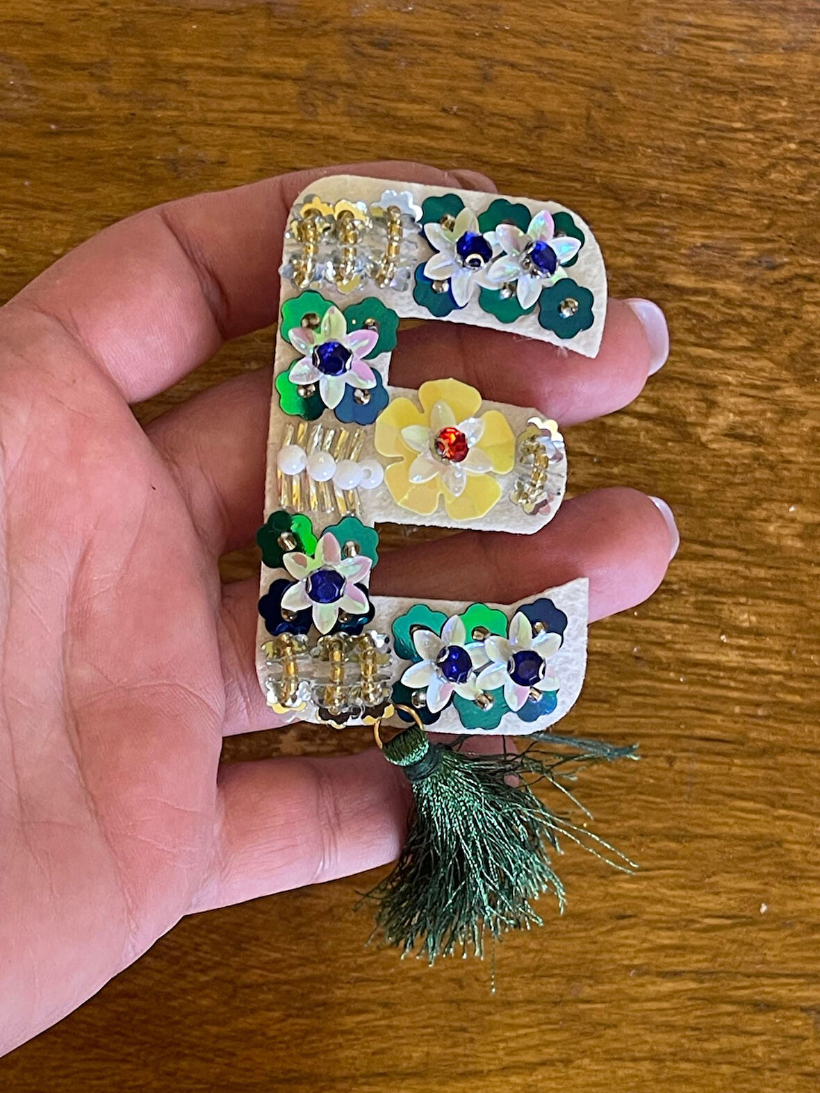 7X4 CM PAYETLİ ÇİÇEKLİ PÜSKÜLLÜ E HARFİ APLİKE ARMA YAMA