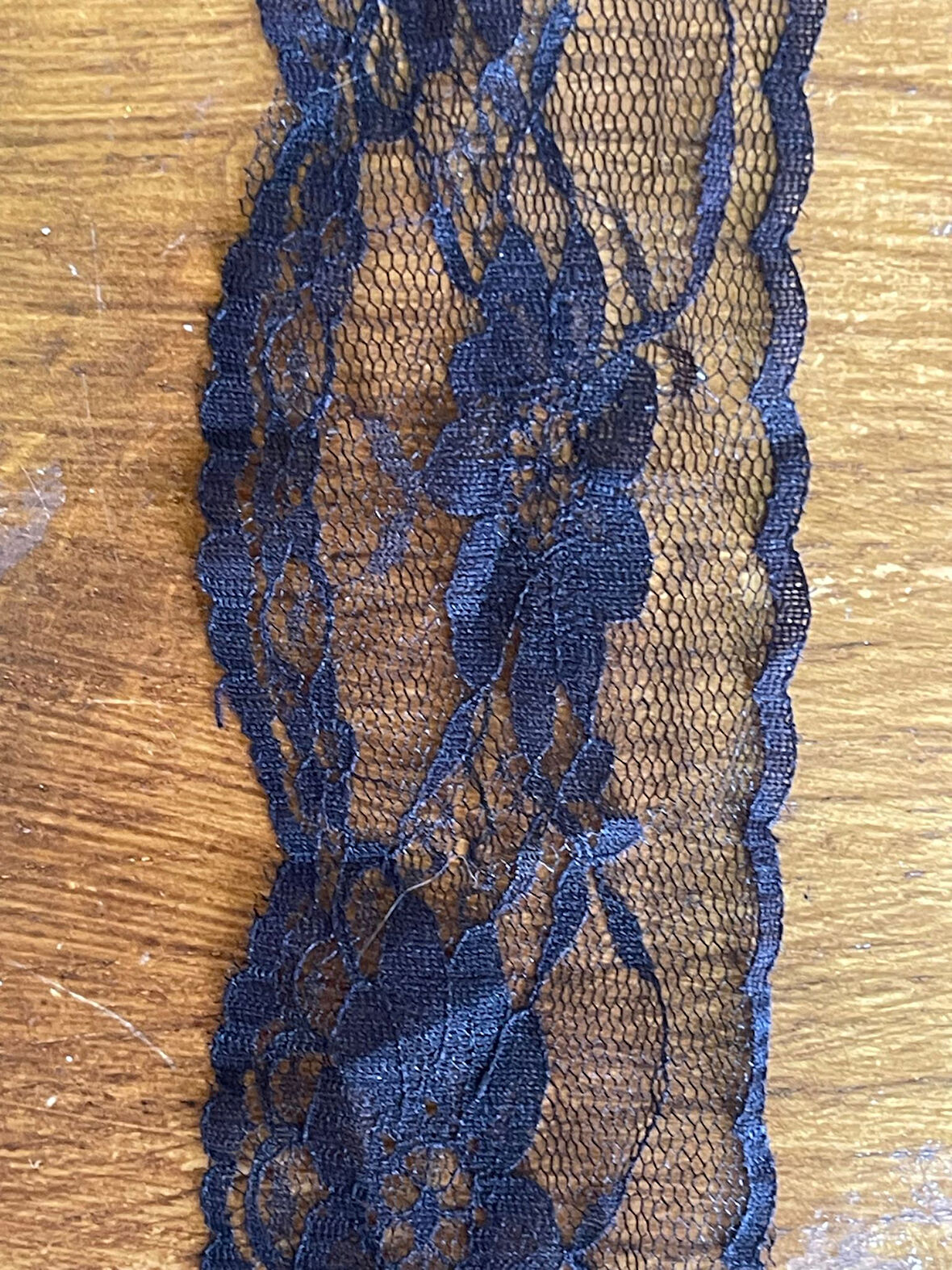 EN 6 CM SİYAH TÜL ŞERİT ÇİÇEK DESENLİ APLİKE DİKİŞ HOBİ 81 METRE)