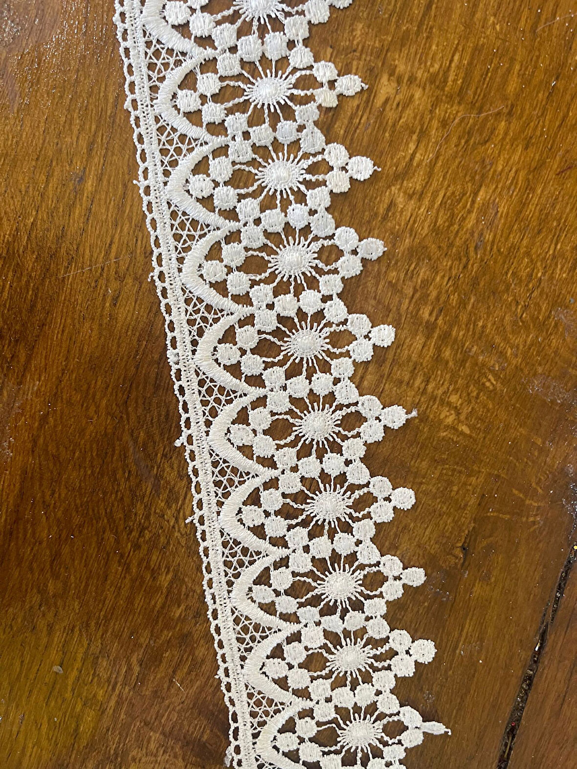 BEYAZ GÜPÜR DESENLİ ŞERİT APLİKE TÜL ŞERİT İNCİ BONCUKLU ŞERİT APLİKE (1 METRE)