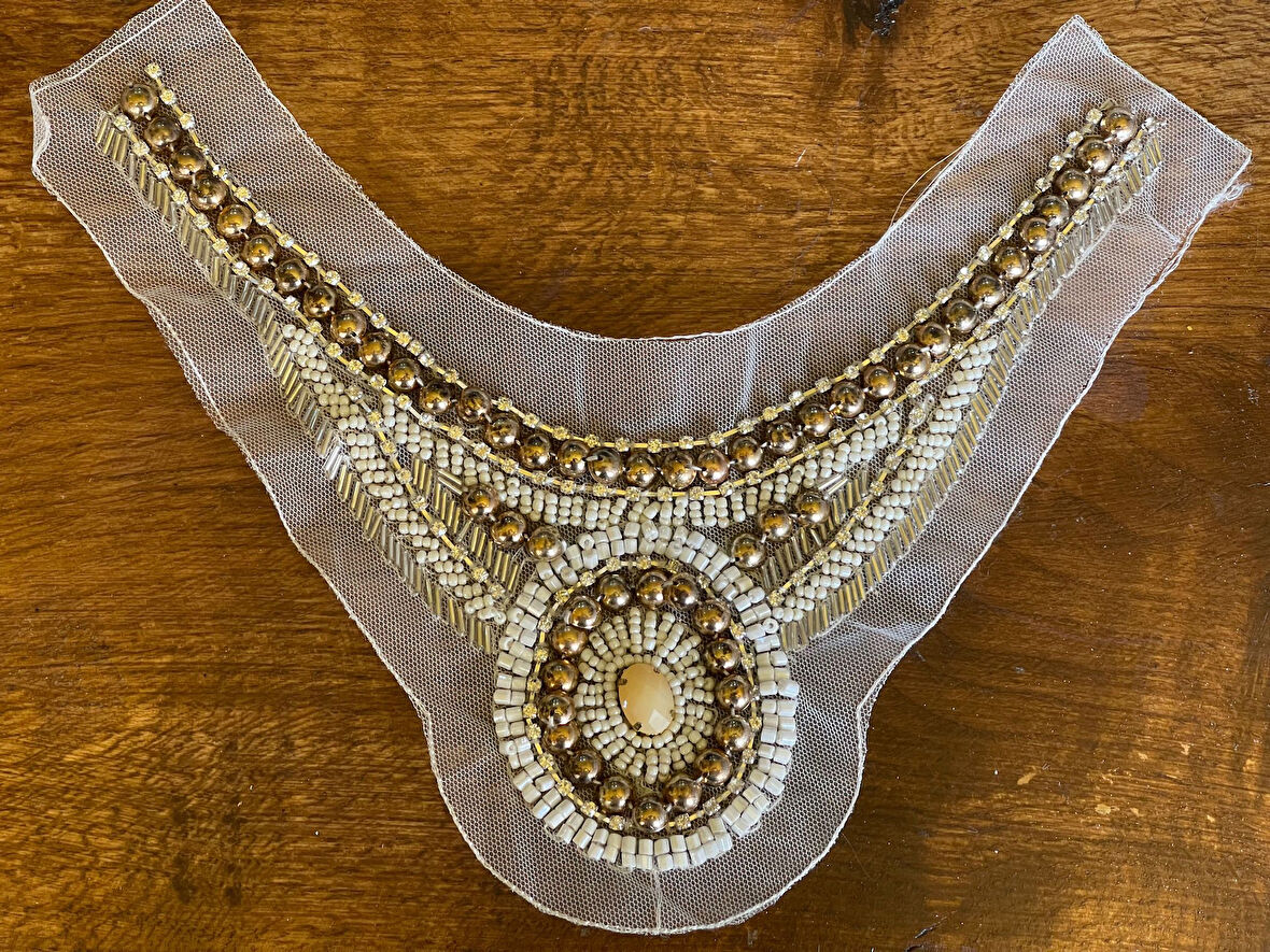 TAŞ VE BONCUK İŞLEME BEYAZ TÜL ÜZERİ GÖMLEEK YAKA GİYİM YAKA APLİKE ARMA DİKİŞ