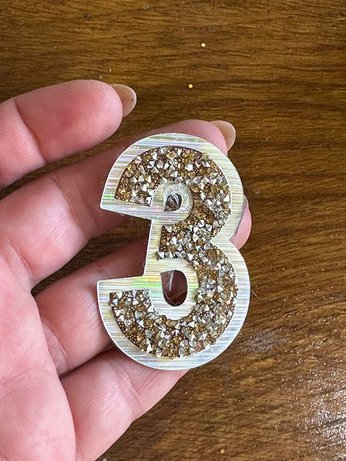 6X4 CM ÜTÜ İLE YAPIŞAN 3 RAKAMI TAŞ İŞLEME ARMA YAMA DİKİŞ AKSESUARI