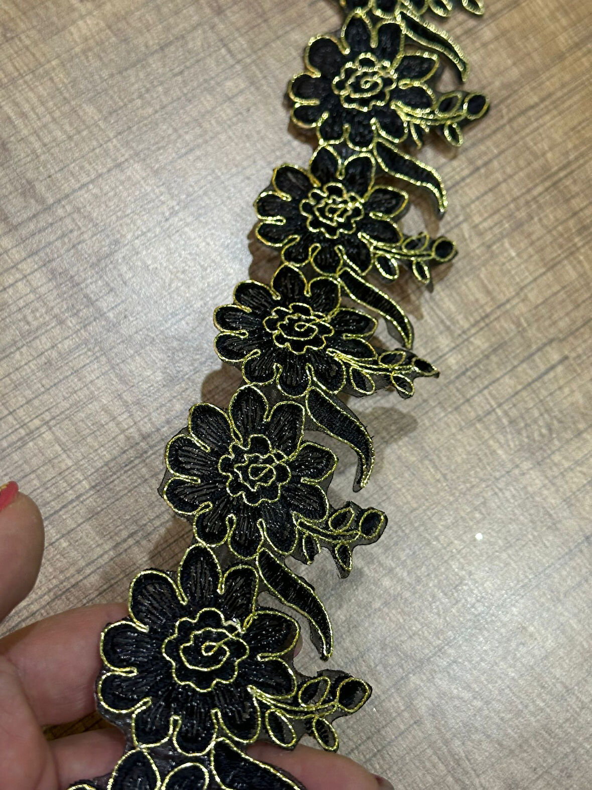 EN 6 CM ÜTÜ İLE YAPIŞAN VARAKLI KESİLEBİLİR ÇİÇEKLİ ŞERİT DİKİŞ AKSESUARI 1 METRE