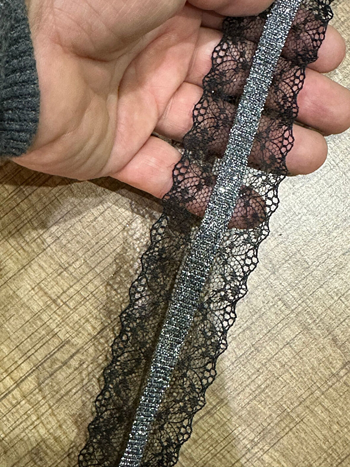 4 CM EN SİYAH TÜL GÜMÜŞ DETAYLI ŞERİT DİKİŞ GİYİM AKSESUARI 1 METRE