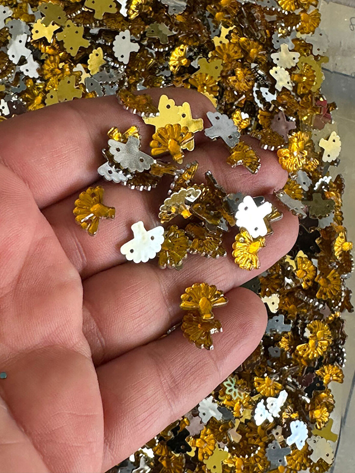 1 CM 30 GR DELİKLİ ÇİÇEK BONCUK OYA YAZMA GİYİM AKSESUARI