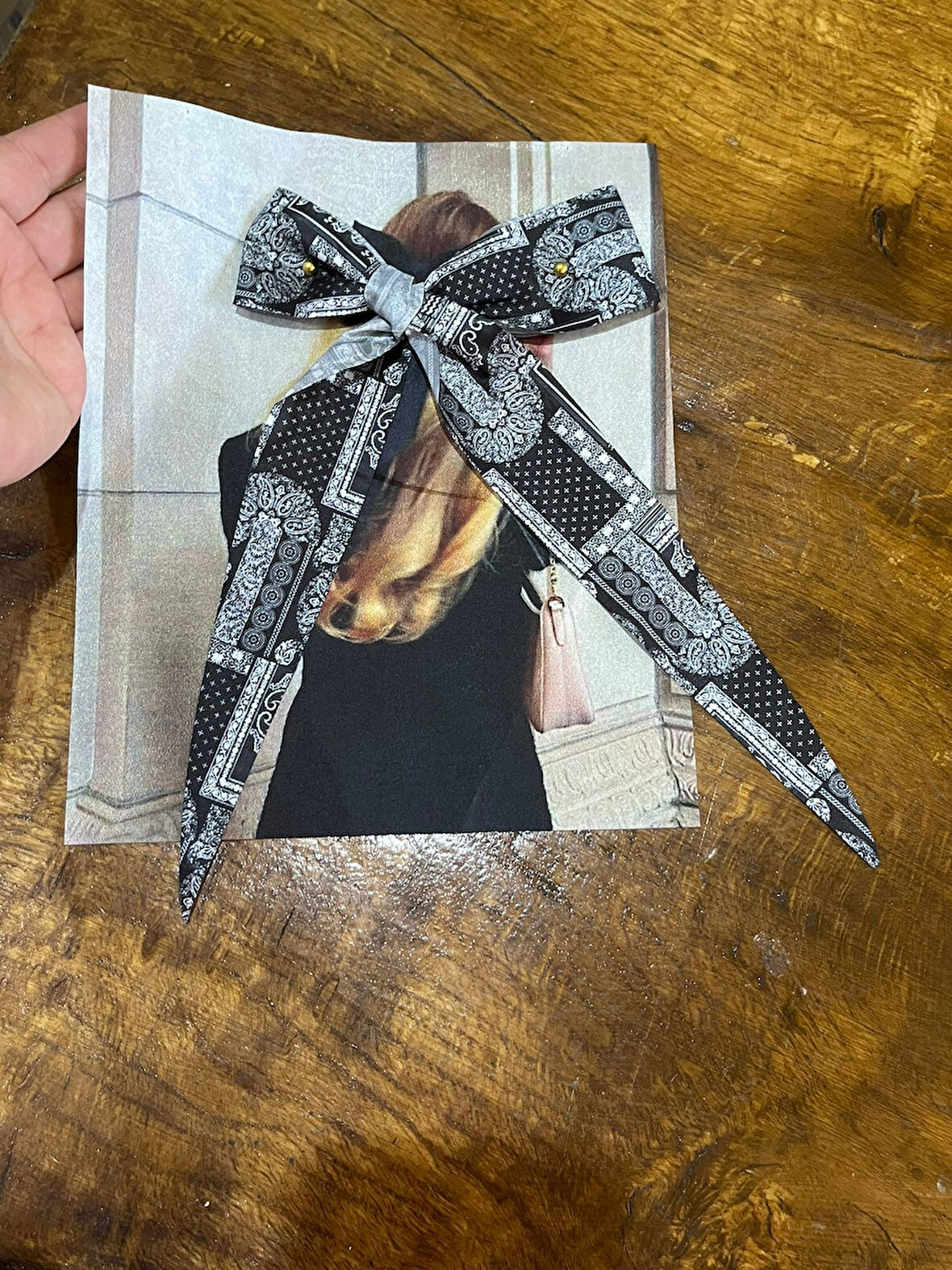 FİYONKLU TASARIM KIZ ARMA DİKİŞ APLİKE 23X19 CM