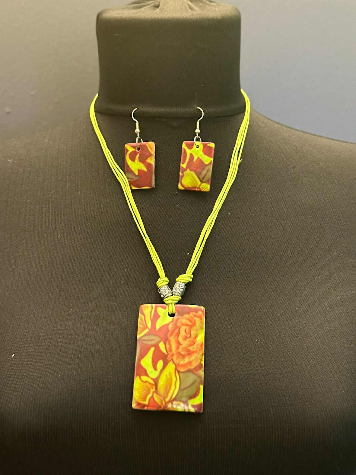 EL BOYAMA SEDEF TAŞLI ÇİÇEKLİ ETNİK KOLYE KÜPE SET BOY 23 CM