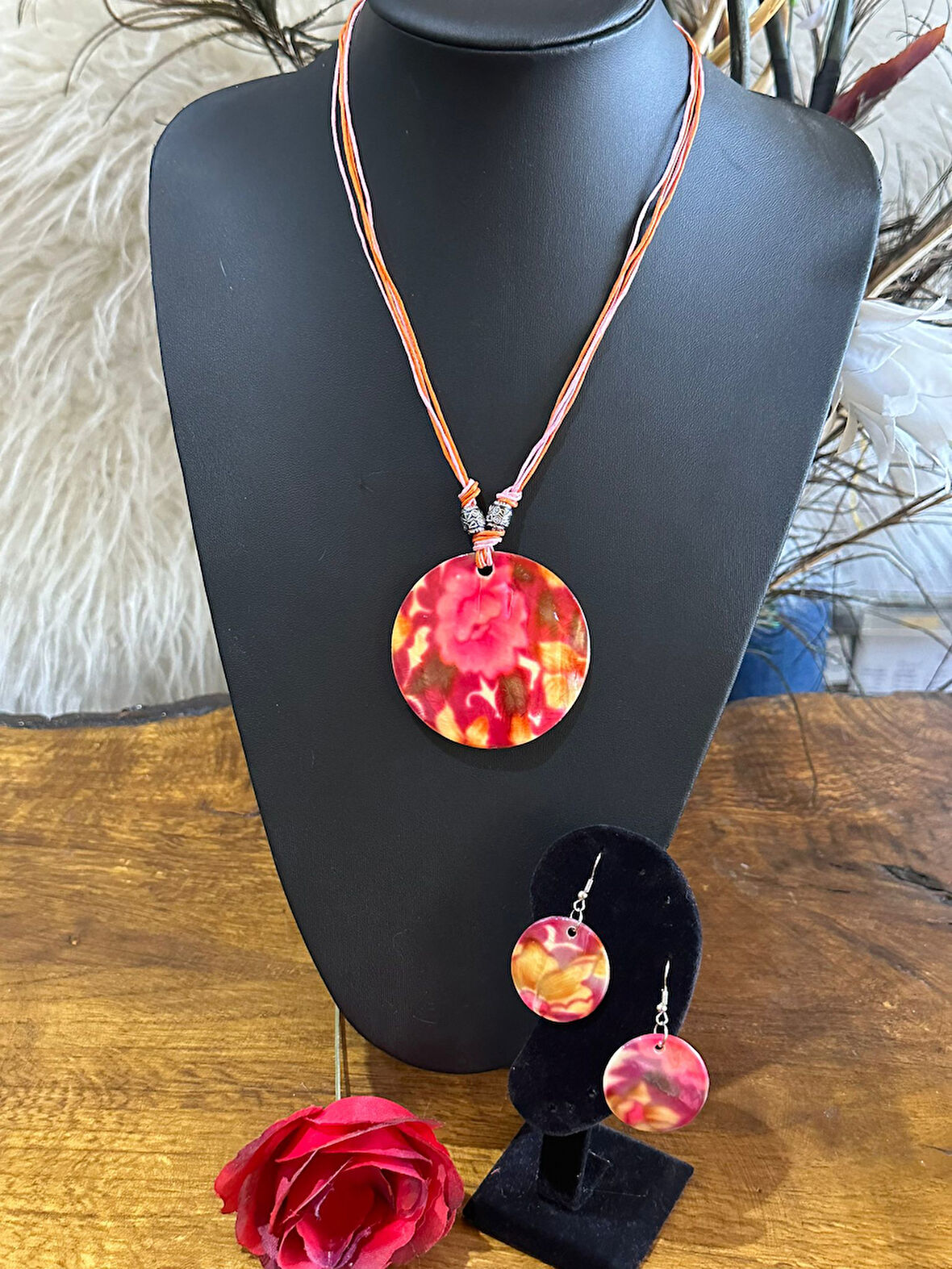 EL BOYAMA ÇİÇEKLİ SEDEF TAŞLI KADIN KOLYE KÜPE SET BOY 23 CM