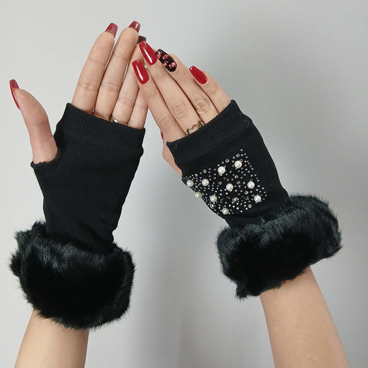 SİYAH TAŞ BONCUK İŞLEME KÜRKLÜ PARMAKSIZ KADIN ELDİVEN