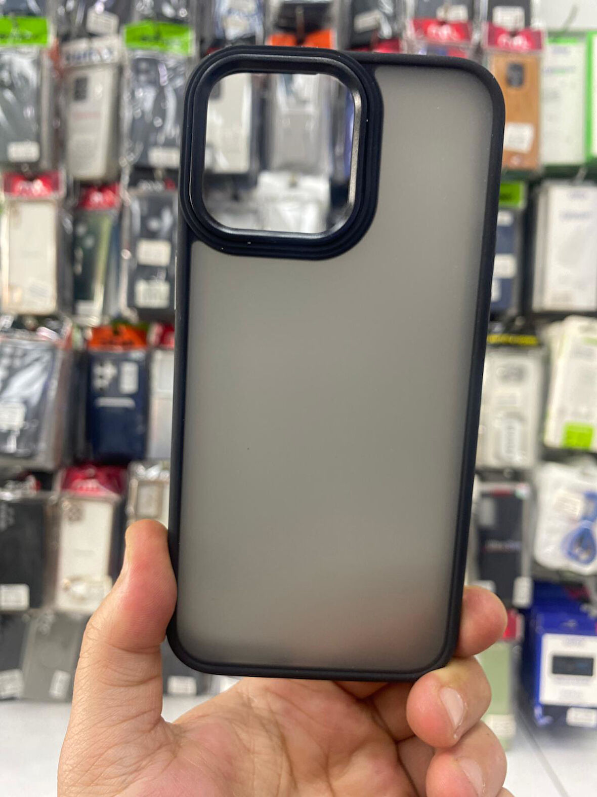 İPHONE 15 PRO UYUMLU SPACE MAT SERT KENARI YUMUŞAK KAPAK SİYAH