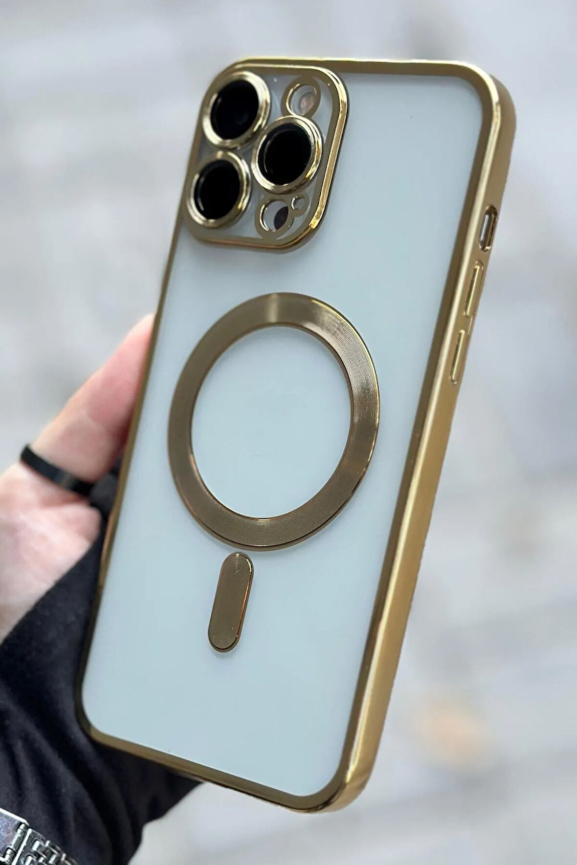 İPHONE 13 PRO MAX UYUMLU OMEGA MAGSAFE SERT KILIF KAMERA LENS KISMI AÇIK ŞEFFAF KENAR GOLD