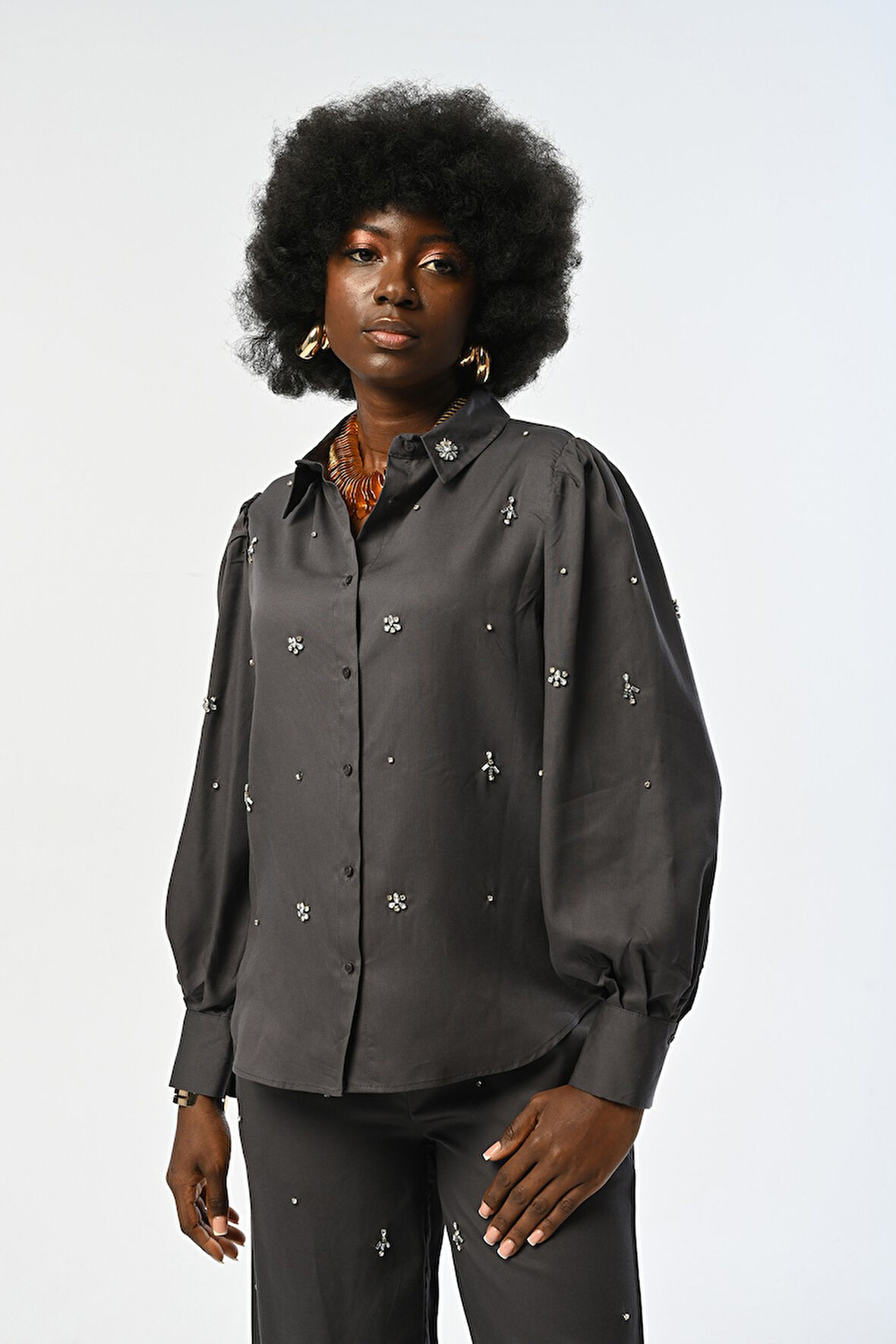 KADIN ÖNÜ VE KOLLARI TAŞ İŞLEMELİ ANTRASİT RENK GÖMLEK