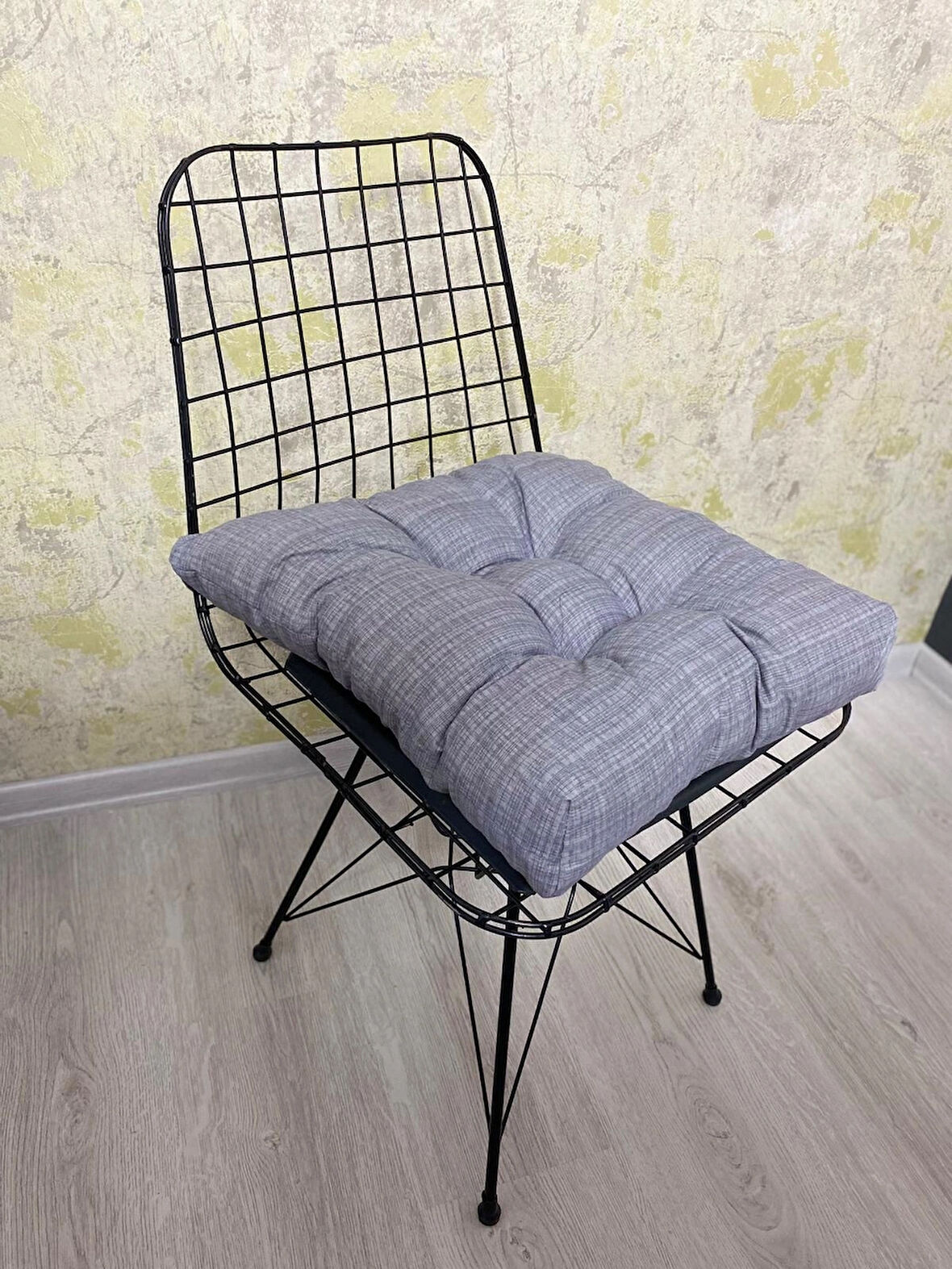 SANDALYE MİNDERİ 40X40 EBATTA DÜĞMELİ KUMAŞ BAGCIKLI