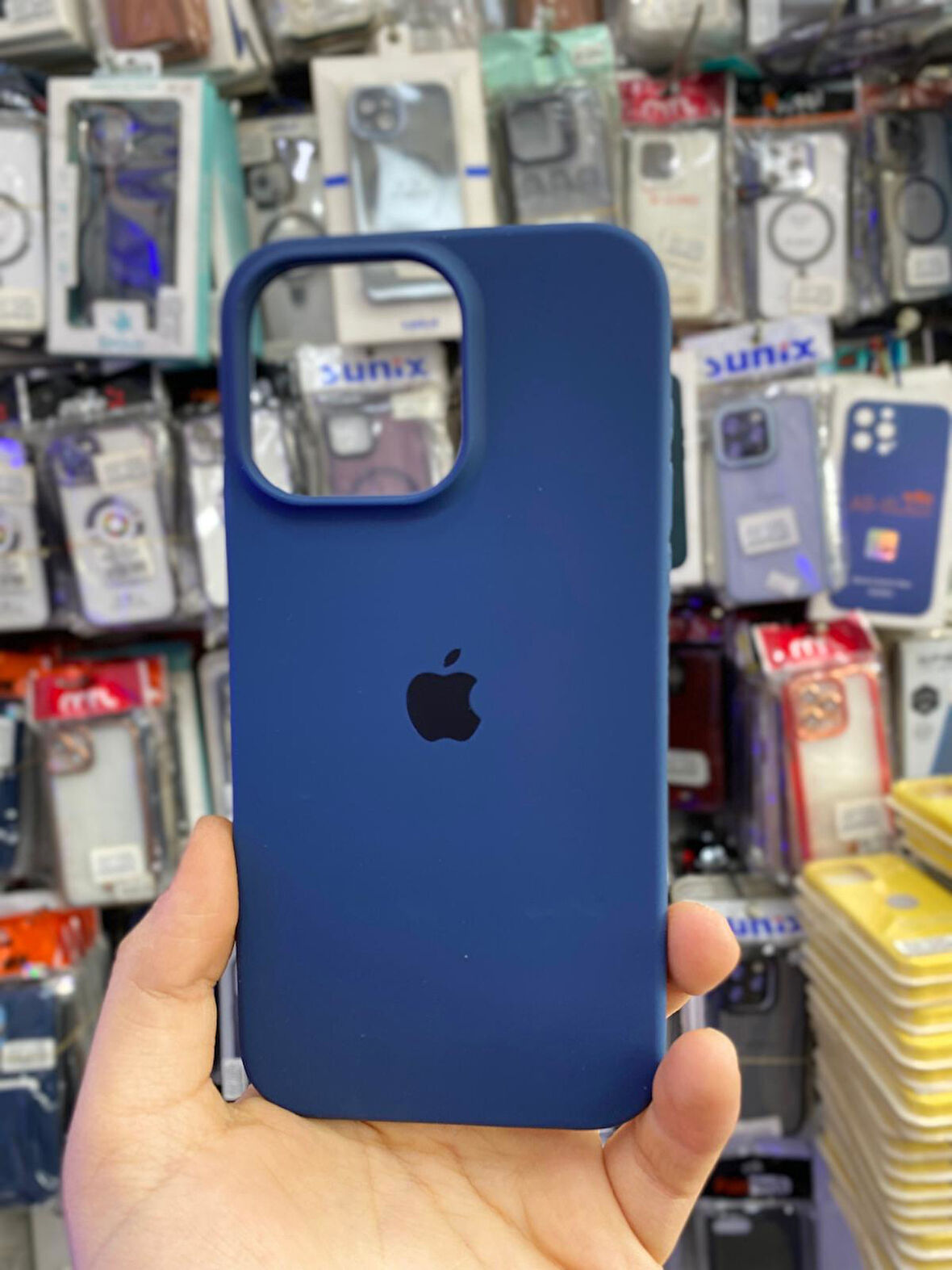İPHONE 15 PRO MAX UYUMLU LOGOLU LANSMAN İÇİ KADİFE KILIF LACİVERT