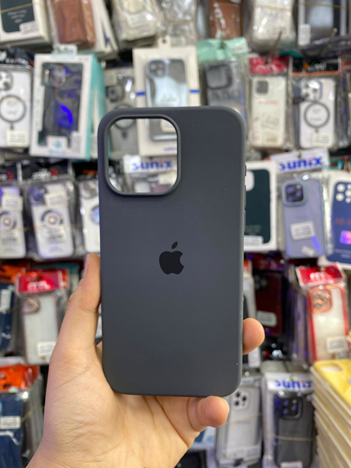 İPHONE 15 PRO MAX UYUMLU LOGOLU LANSMAN İÇİ KADİFE KILIF GRİ