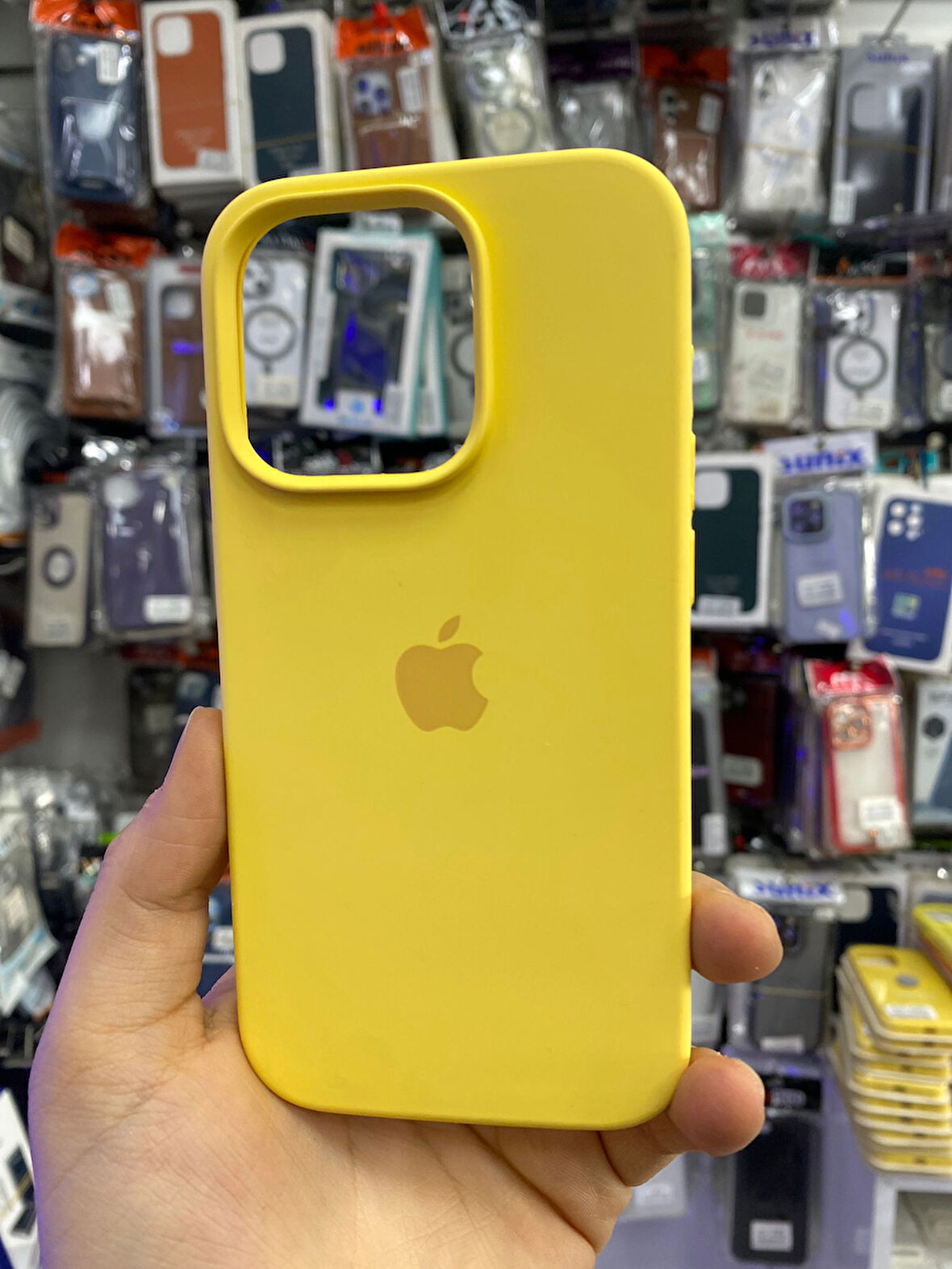 İPHONE 13 PRO MAX UYUMLU LOGOLU LANSMAN İÇİ KADİFE KILIF SARI