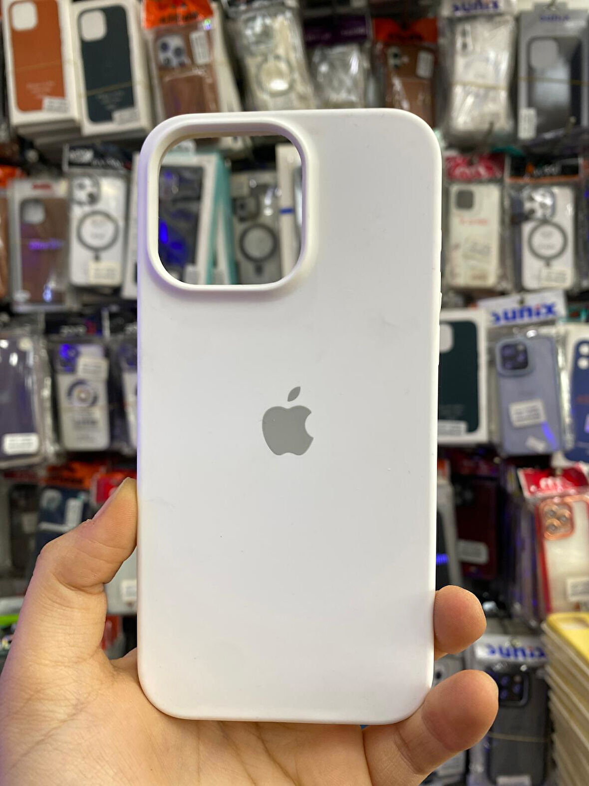 İPHONE 13 UYUMLU LOGOLU LANSMAN İÇİ KADİFE KILIF FİL DİŞİ BEYAZI
