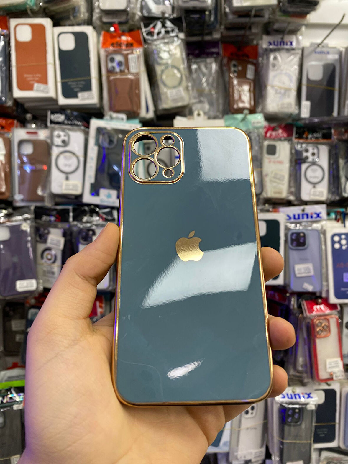 İPHONE 11 PRO UYUMLU LOGOLU VOİT PARLAK KILIF AÇIK YEŞİL KENARLAR GOLD