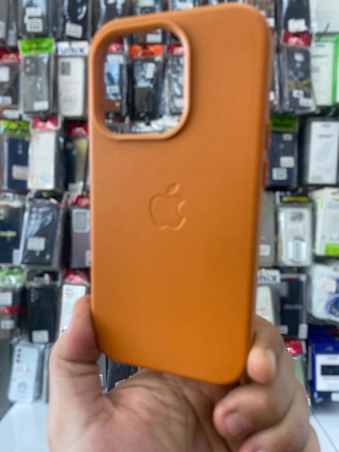 İPHONE 15 PRO UYUMLU GİZLİ MAGSAFE ANİMASYONLU DERİ İÇİ KADİFE KILIF AÇIK KAHVE