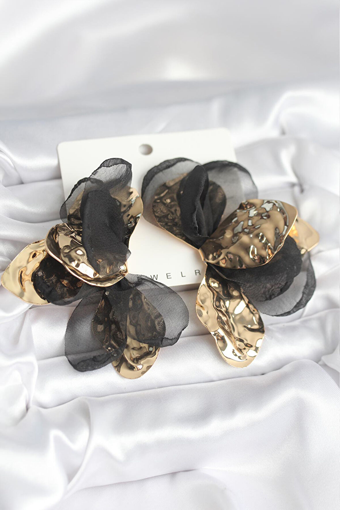 Pirinç Gold Renk Siyah Tüllü Lotus Kadın Küpe