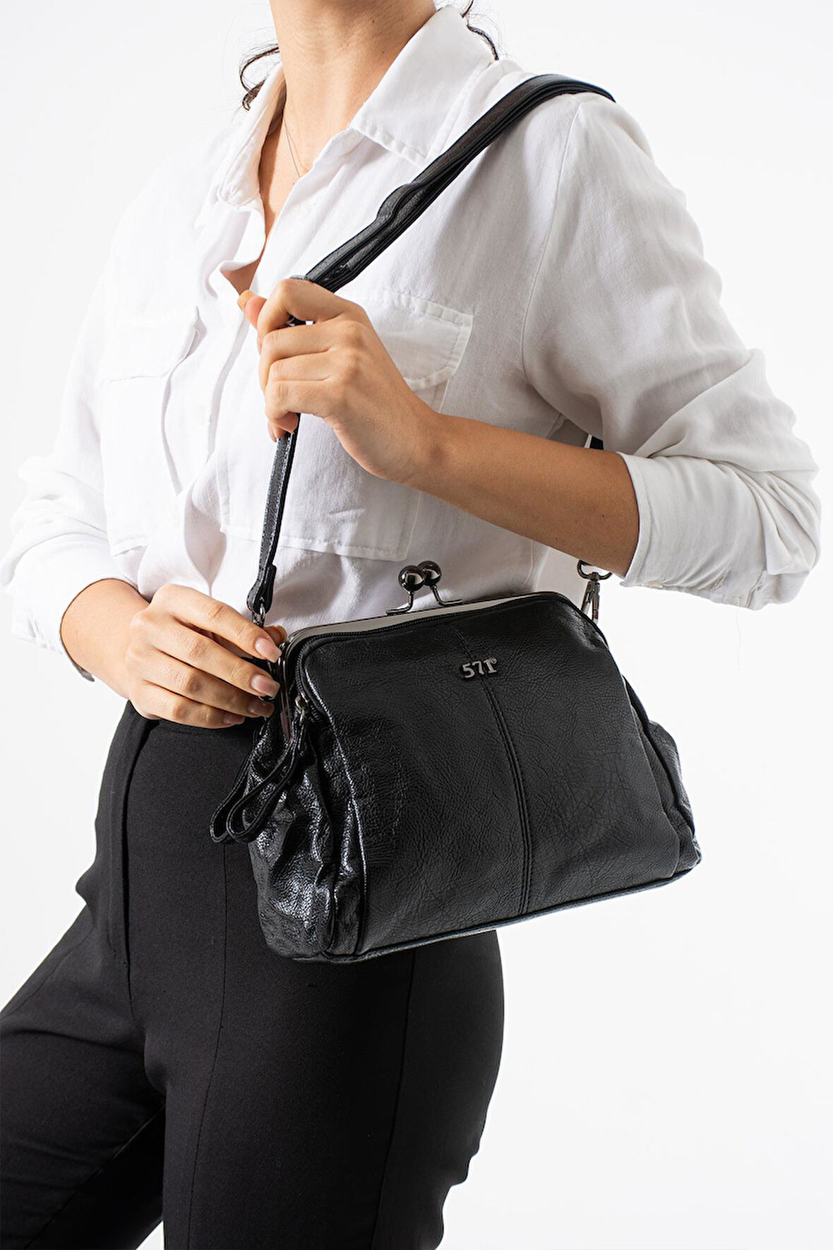 Yıkama Deri Klipsli Fermuarlı 3 Bölmeli Burslu Omuz Çantası Siyah Model:(571-13T)