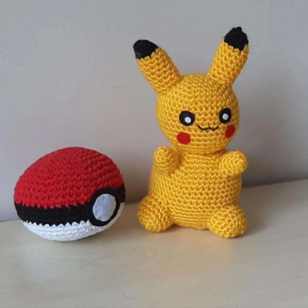 Amigurumi Oyuncak Pikaçu ve Pokemon Topu