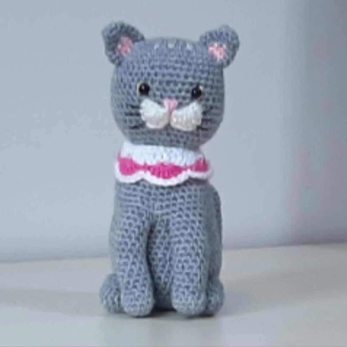 Amigurumi Örgü Oyuncak Kedi Gri Pembe Tasmalı