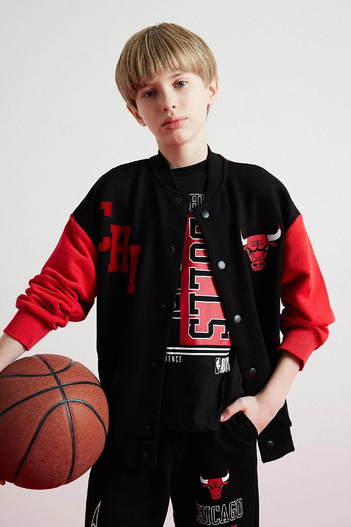 DeFacto Erkek Çocuk NBA Chicago Bulls Kolej Yaka Çıtçıt Kapamalı Sırt Baskılı Bomber Hırka D9556A825SPBK81