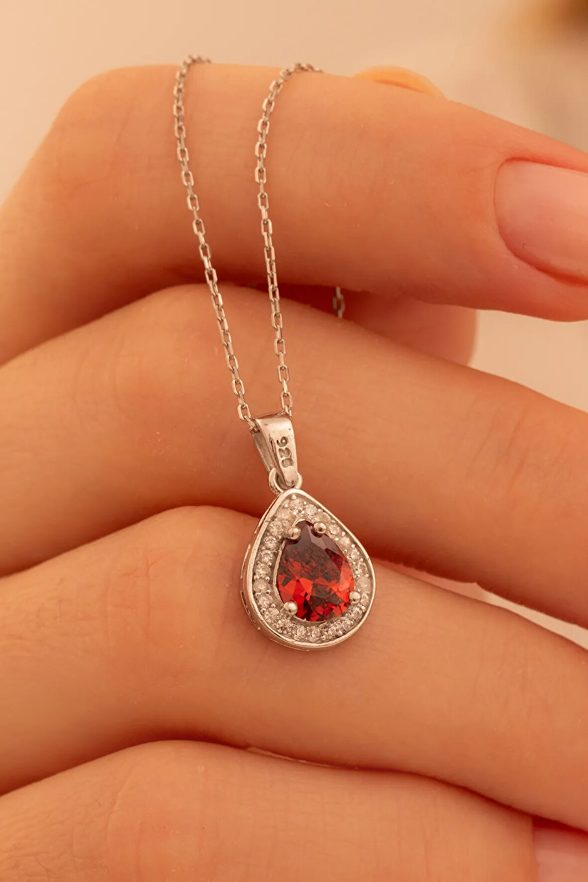 Kadın Gümüş Kolye - Oval Model Yakut Taşlı Zirkon Süslemeli Rodyumlu Kadın Kolye