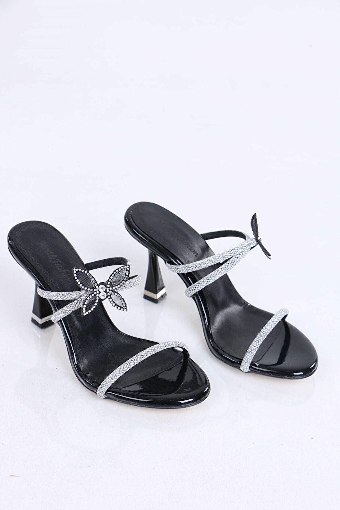 Brendon Siyah Kelebek Taşlı Rugan Topuklu Kadın Terlik