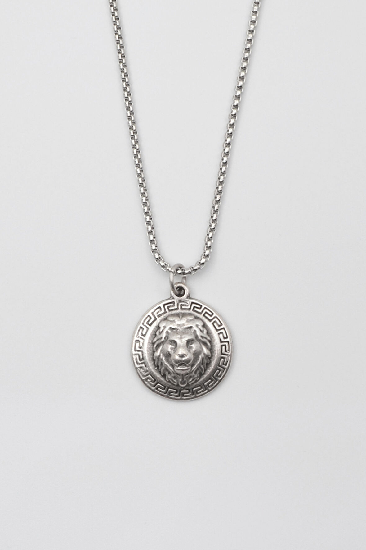 Kabartmalı Aslan Madalyon Kolye - Örme İthal Zincirli Unisex Gümüş Kaplama - 60 cm