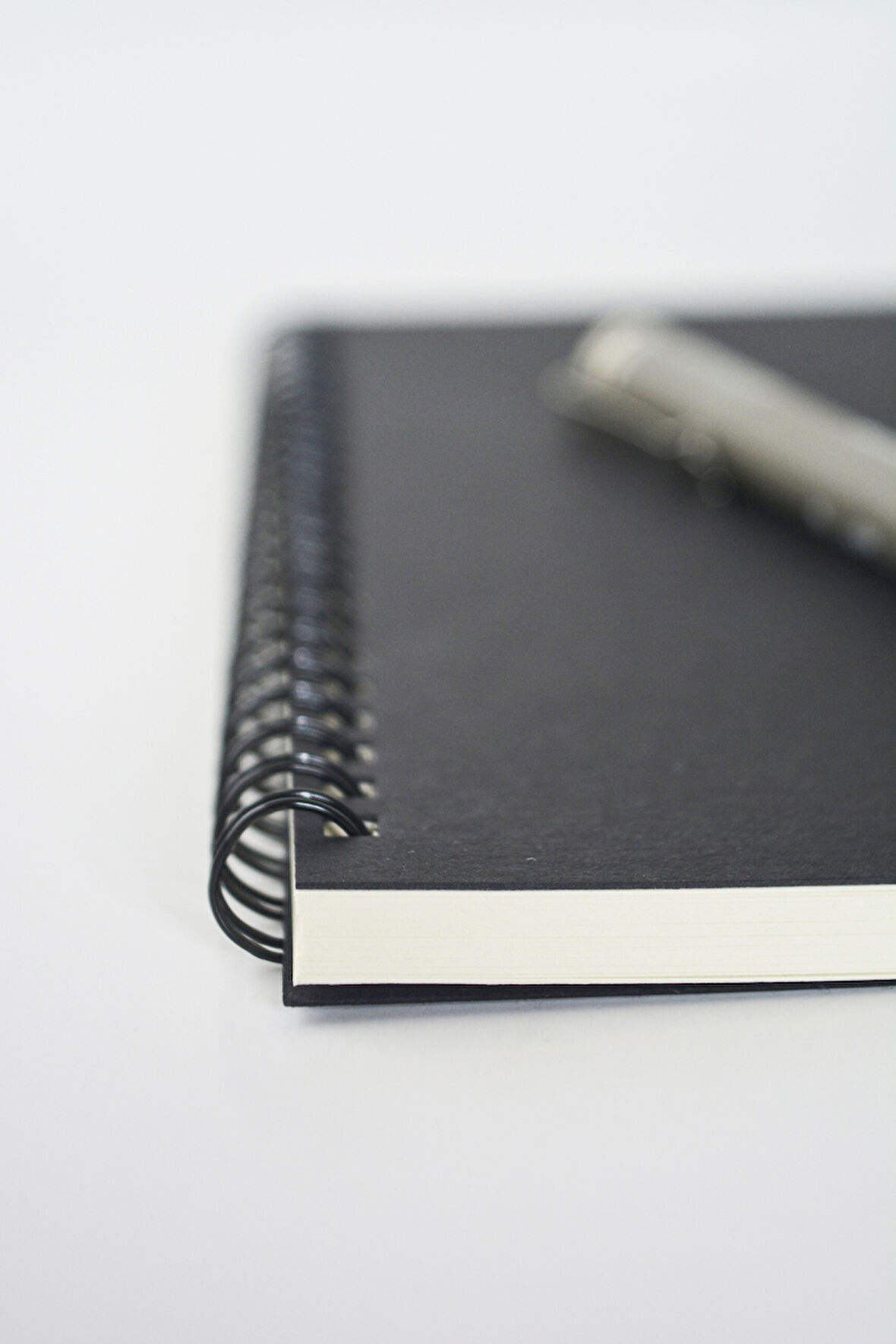 Çizgili Spiralli Defter, A5 Boyut (15x21 cm), 60 Yaprak, 90gr. Ivory, Siyah Kapak