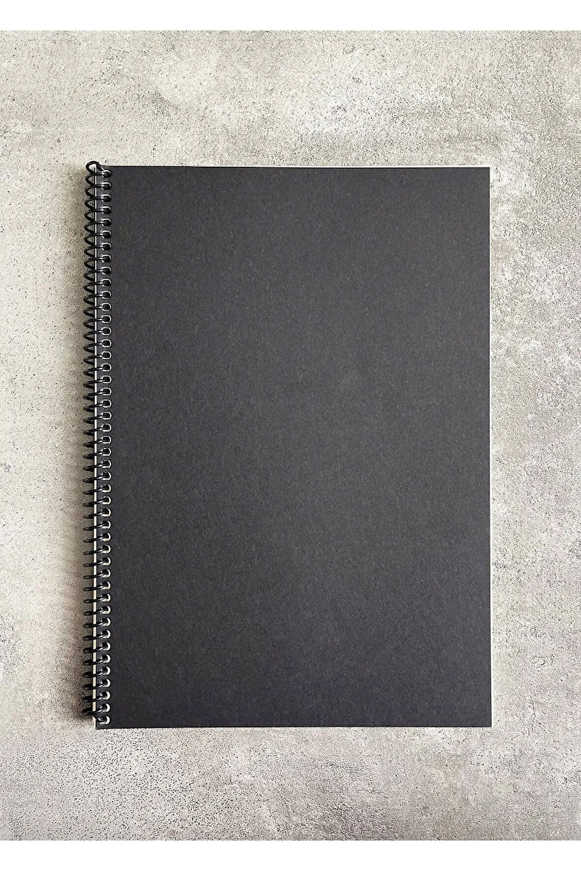A4 Çizgili Spiralli Defter, A4 Boyut (21cm x 29.7cm), 60 Yaprak, 90gr. Ivory, Siyah Kapak