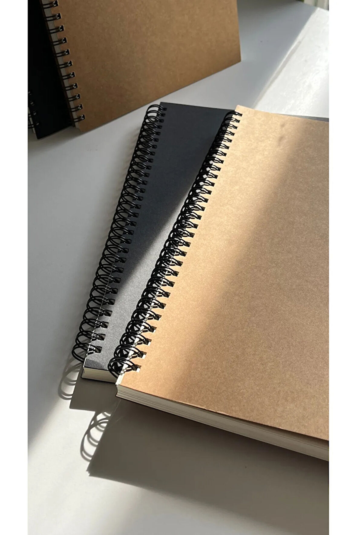 B5 Çizgili Spiralli Defter, B5 Boyut (182mm x 257mm), 100 Yaprak, 90gr. Ivory, Siyah Kapak
