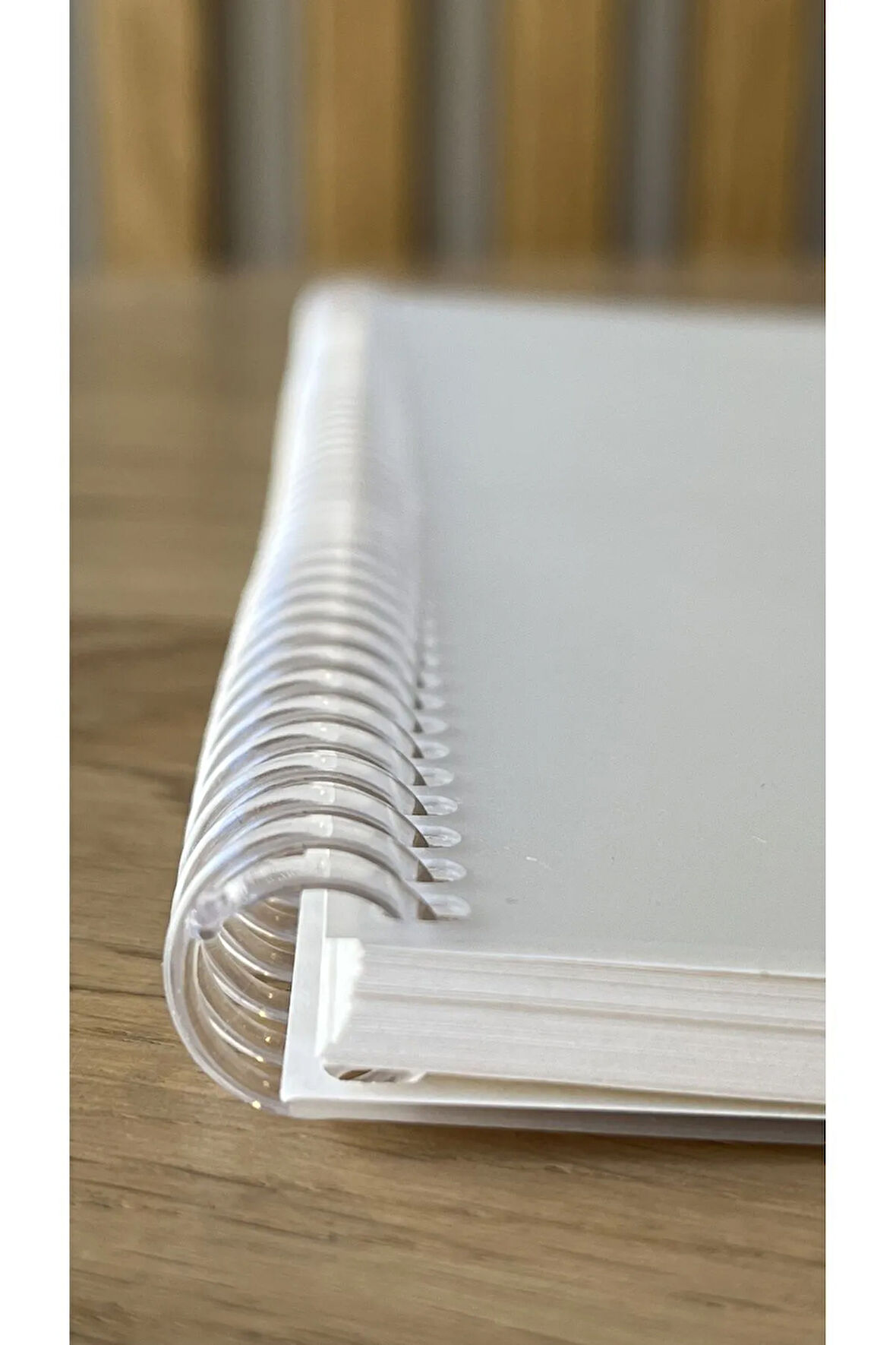 A4 Çizgisiz Spiralli Defter, A4 Boyut (21cm x 29.7cm), 60 Yaprak, 90gr. Ivory, Şeffa PVC Kapak
