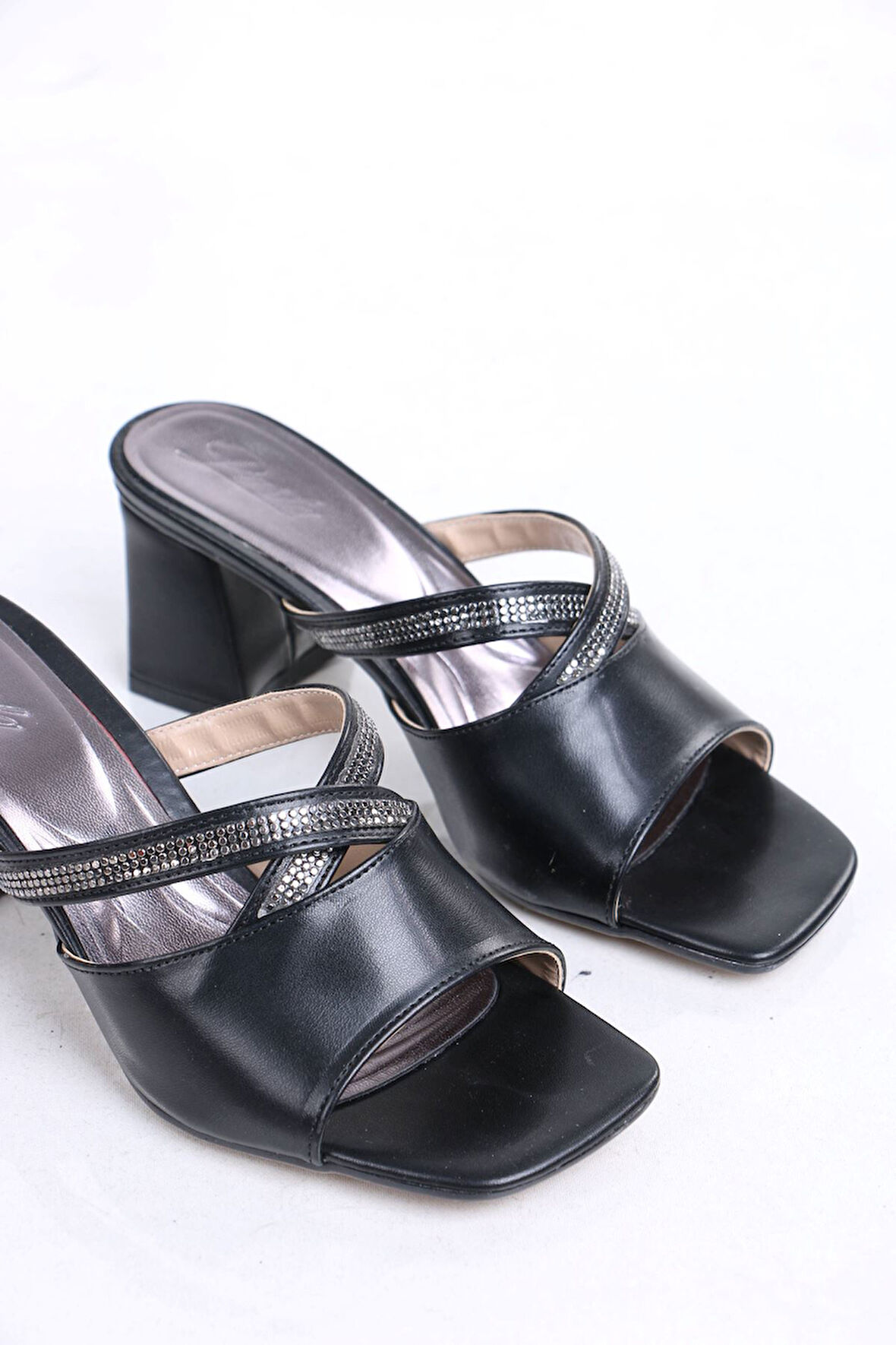 Donovan Siyah Mat Deri Topuklu Terlik