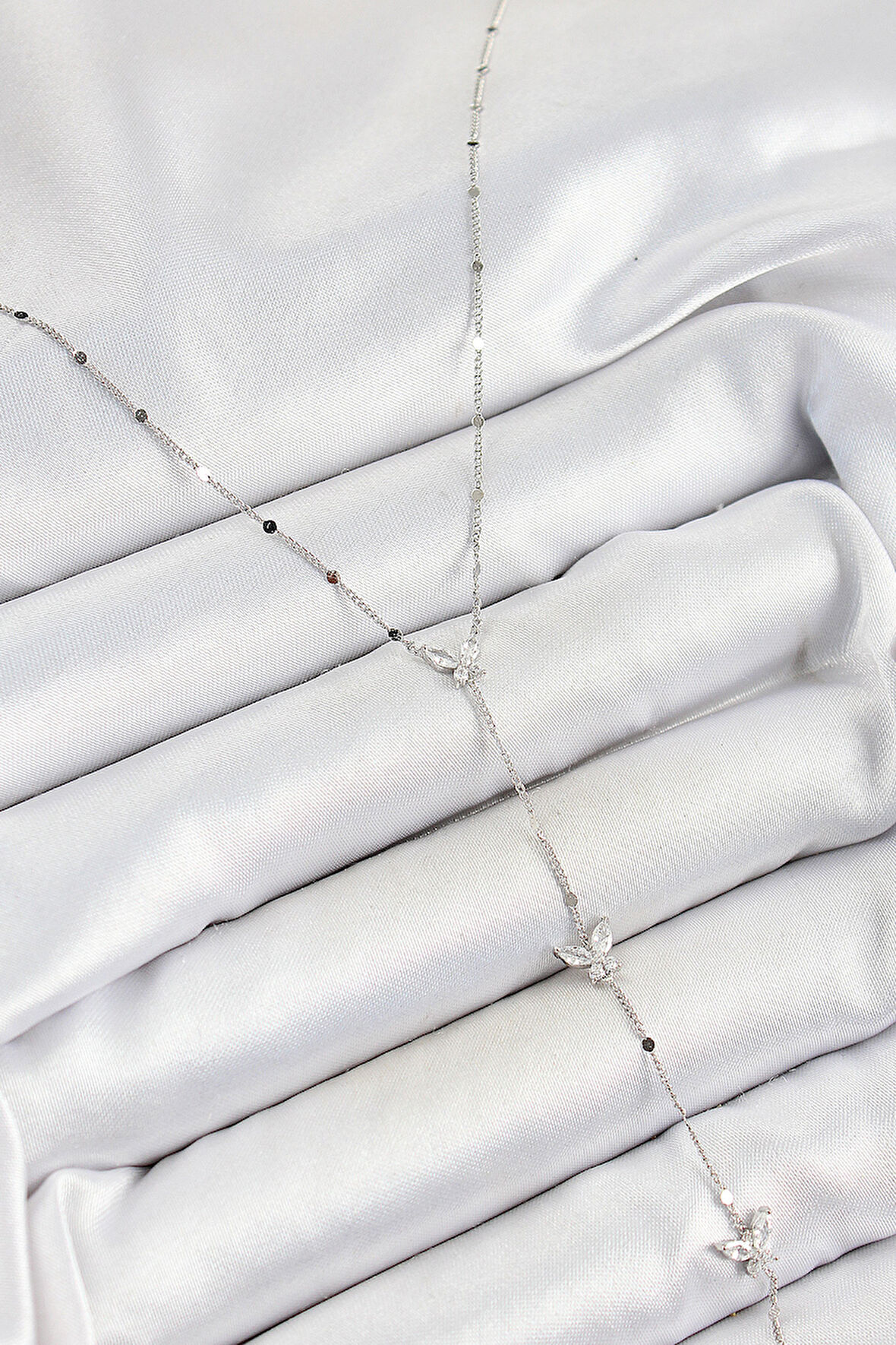 Pirinç Zirkon Taşlı Sıralı Kelebek Figürlü Y Model Gümüş Renk Kadın Kolye